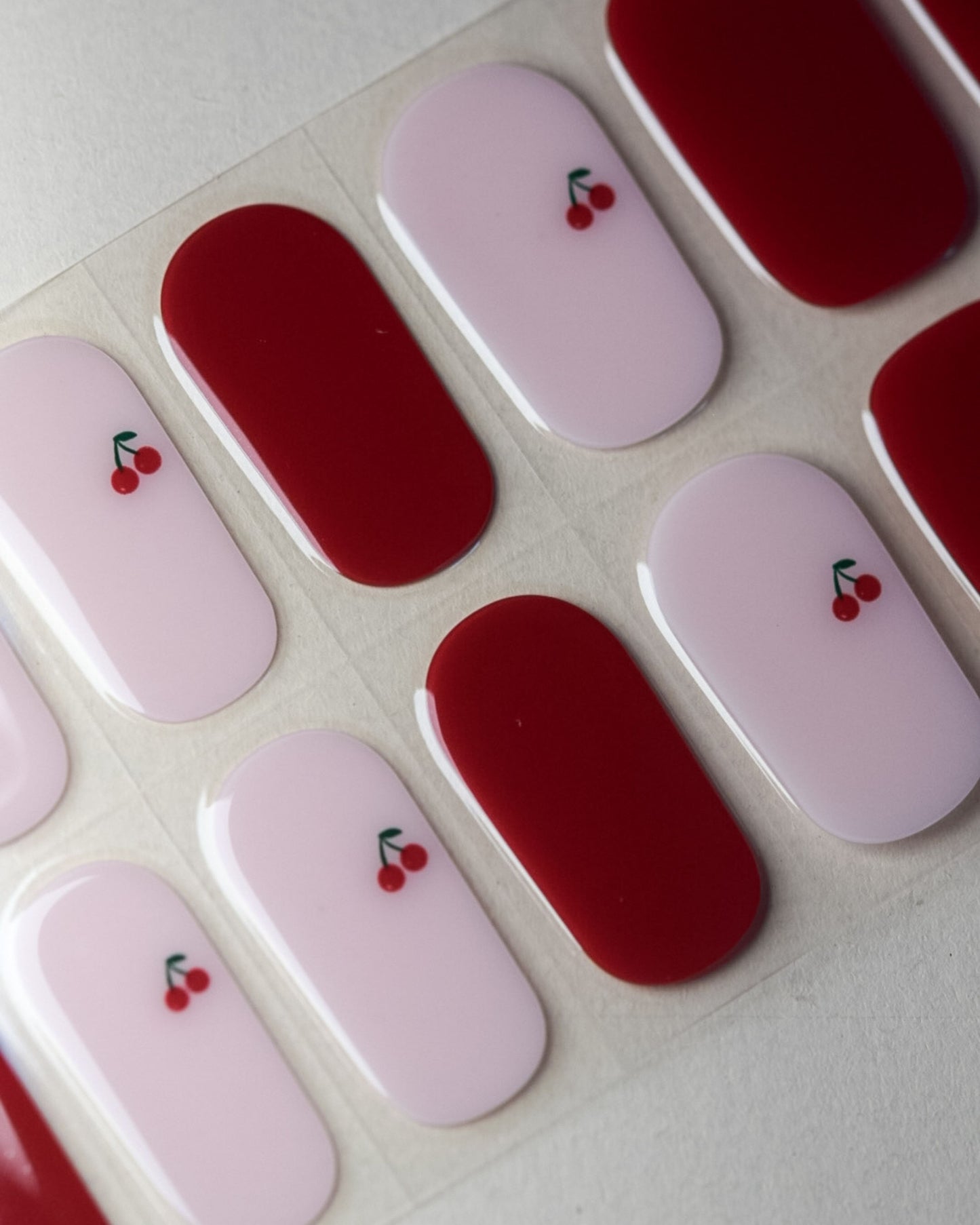 Detailansicht der UV Gel Wraps Love Cherries mit feinem Kirschdesign