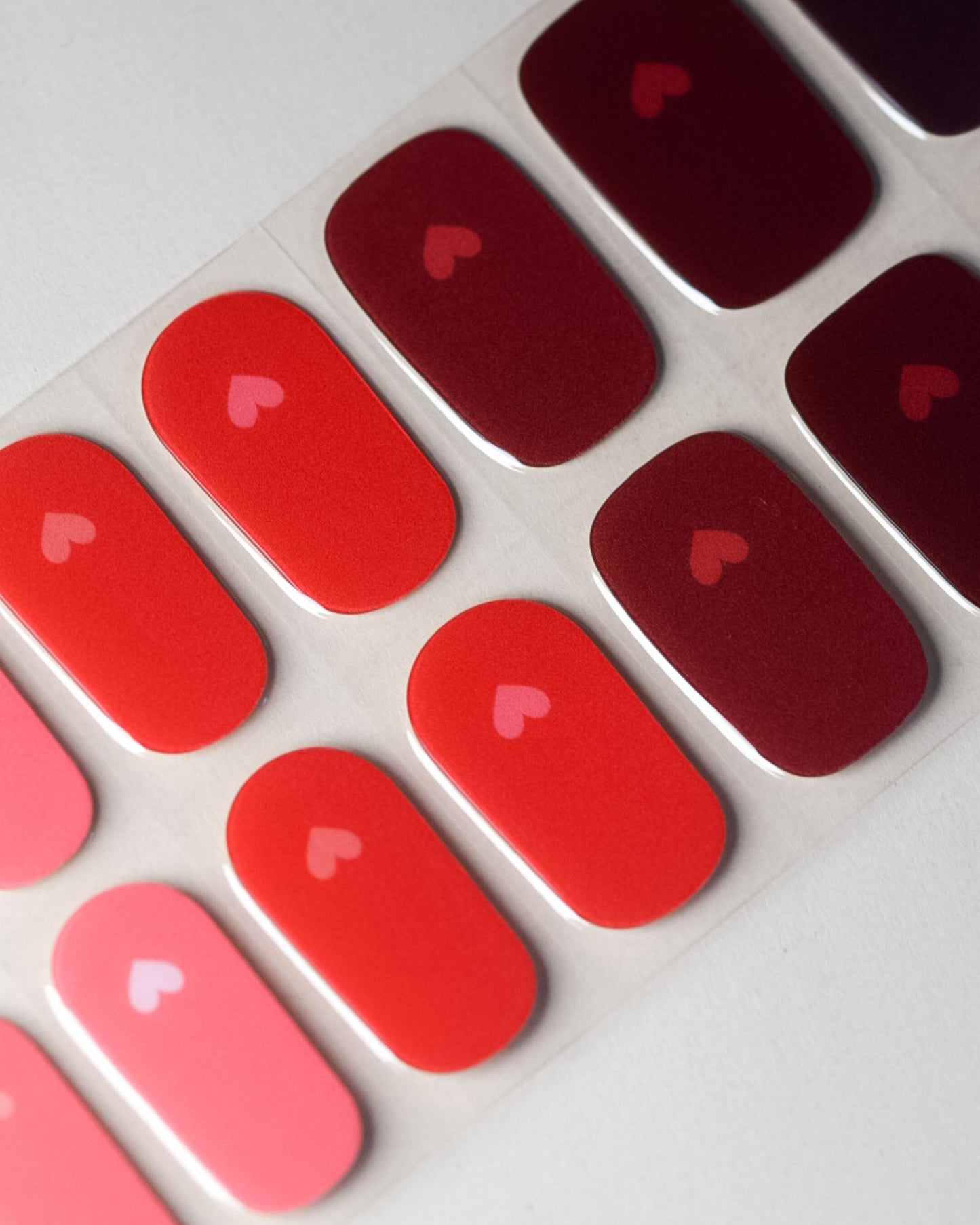 Detailansicht der UV Gel Wraps Rosé bis Rubin mit fließendem Rosé-Rot-Verlauf