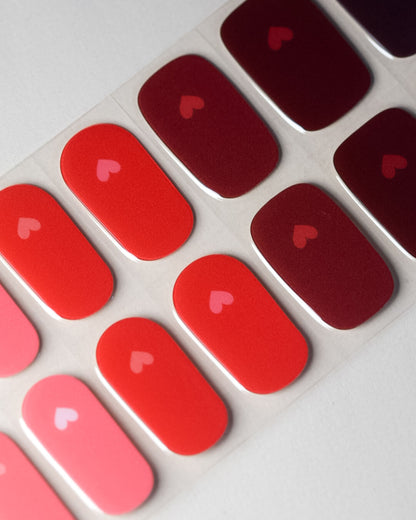 Detailansicht der UV Gel Wraps Rosé bis Rubin mit fließendem Rosé-Rot-Verlauf