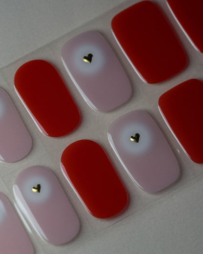 Detailansicht der UV Gel Wraps Heart of Gold mit goldenem Herz auf zartem Rosé-Farbverlauf