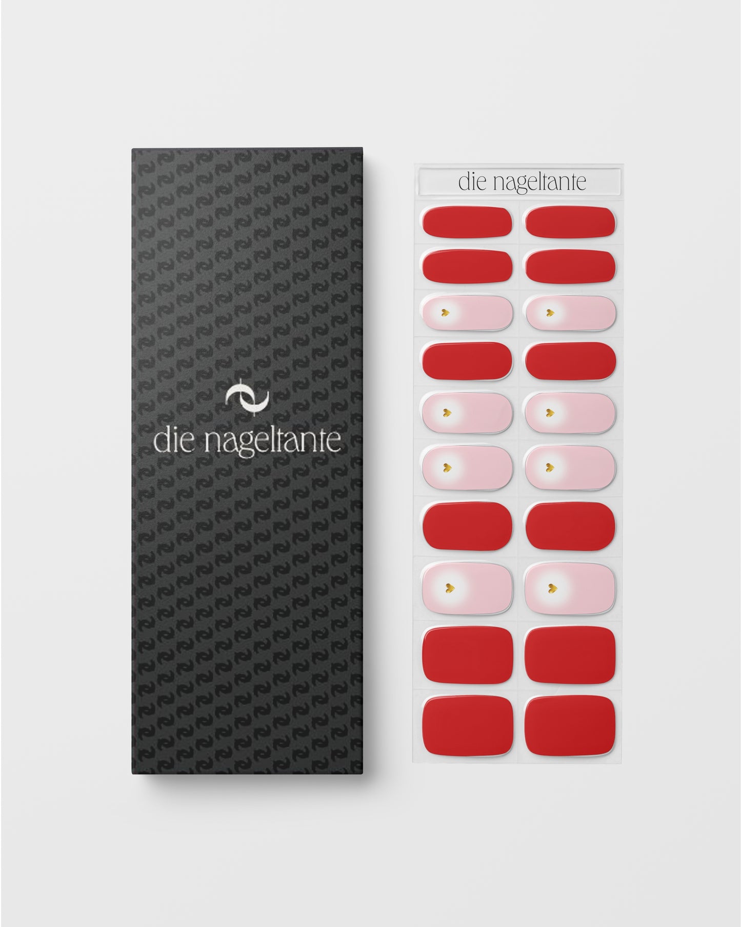 Detailansicht der UV Gel Wraps Heart of Gold mit goldenem Herz auf zartem Rosé-Farbverlauf