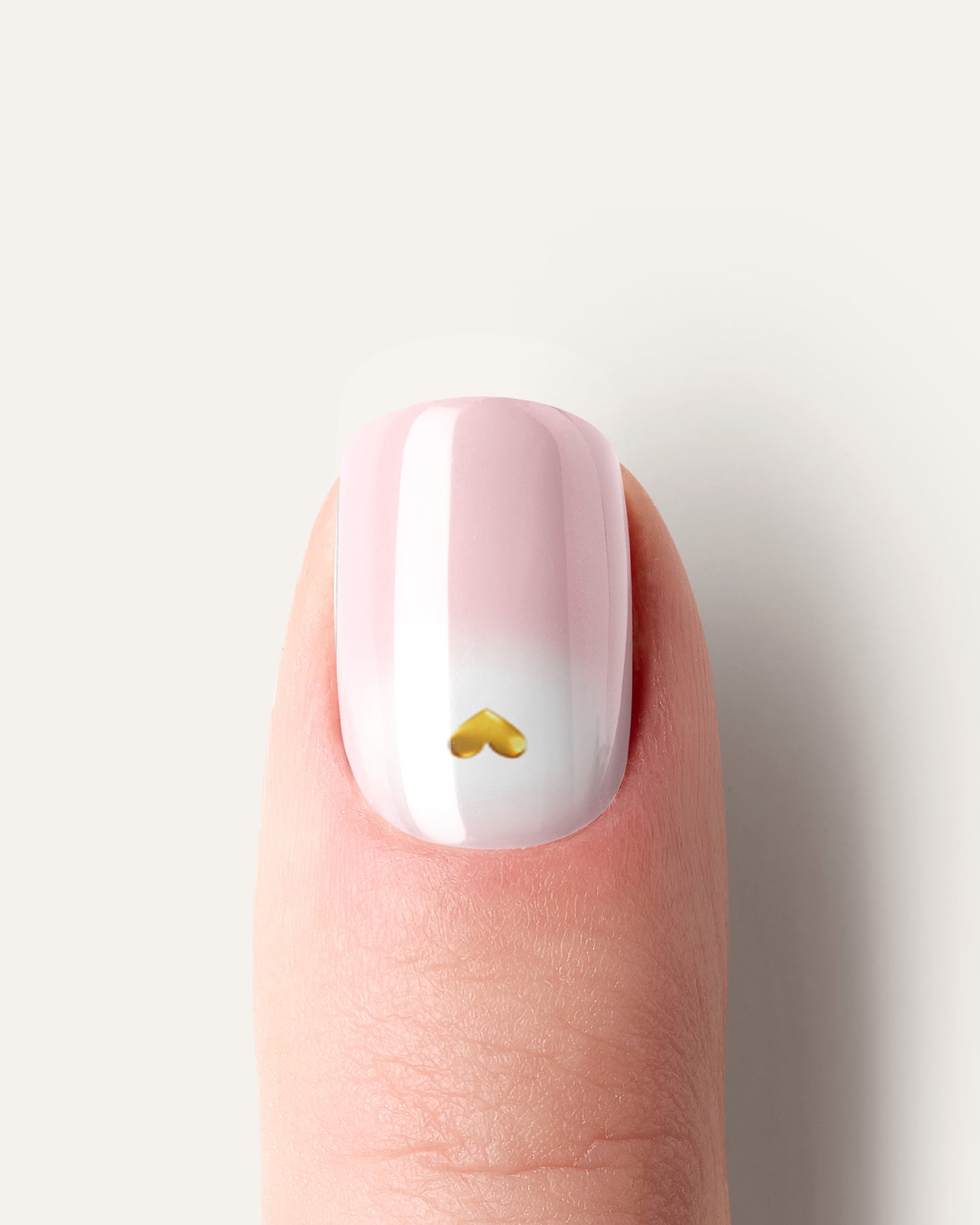 Detailansicht der UV Gel Wraps Heart of Gold mit goldenem Herz auf zartem Rosé-Farbverlauf