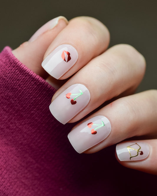 UV Gel Wraps French Kiss – Nude-French mit verspielten Details wie Kirschen und Kussmund