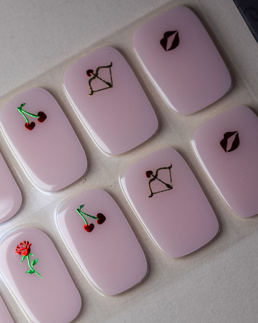 Detailansicht der UV Gel Wraps French Kiss mit Kirschen- und Kussmund-Motiven