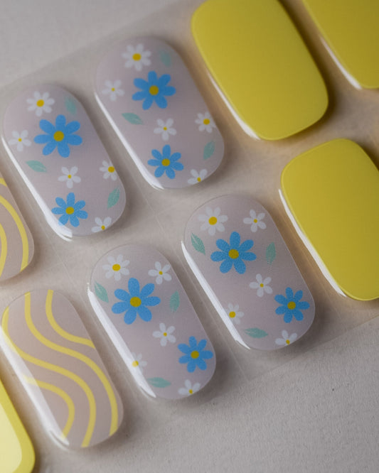 Detailansicht der UV Gel Wraps Sunny Daisies mit feinen Gänseblümchen