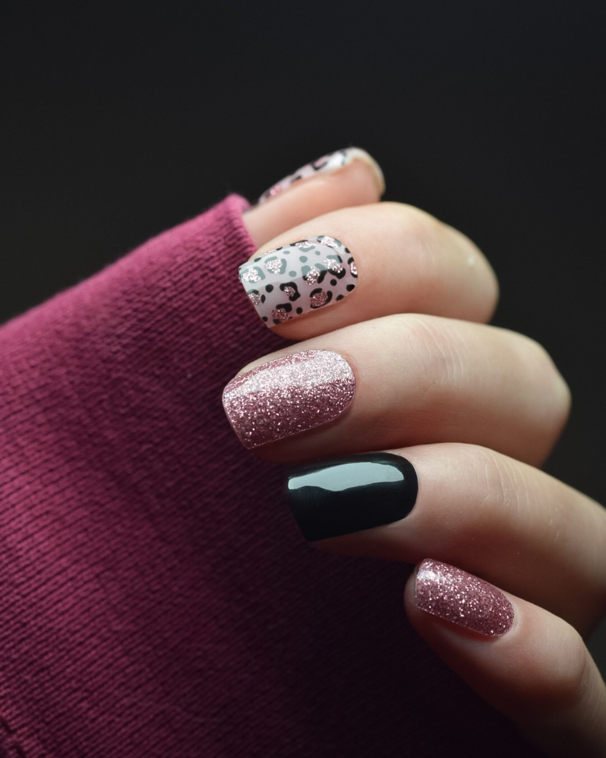 UV Gel Wraps Blush & Bite – Blush-Töne mit Glitzer, Schwarz und Leo-Akzent