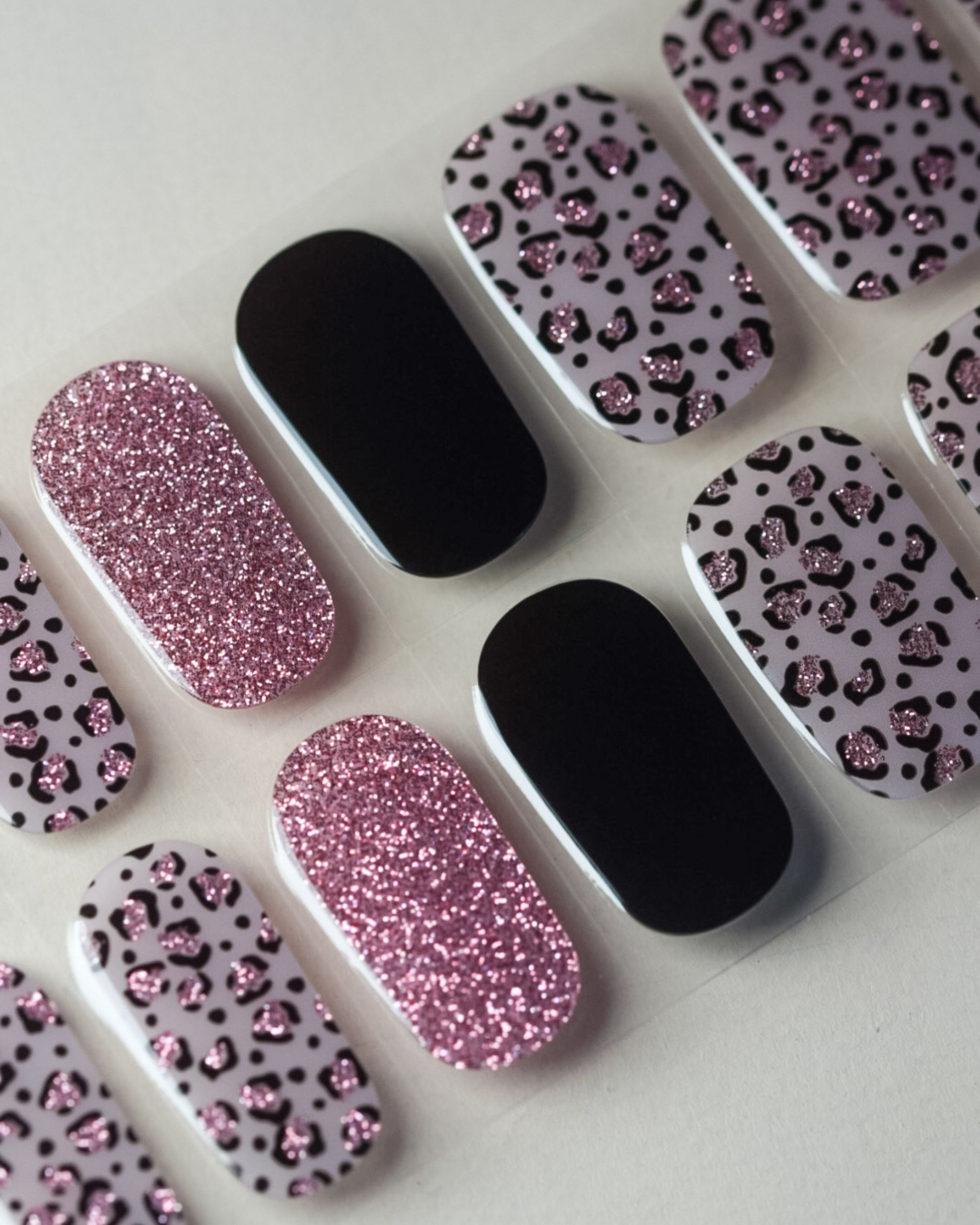 Detailansicht der UV Gel Wraps Blush & Bite mit Leo-Pattern und funkelndem Glitzer