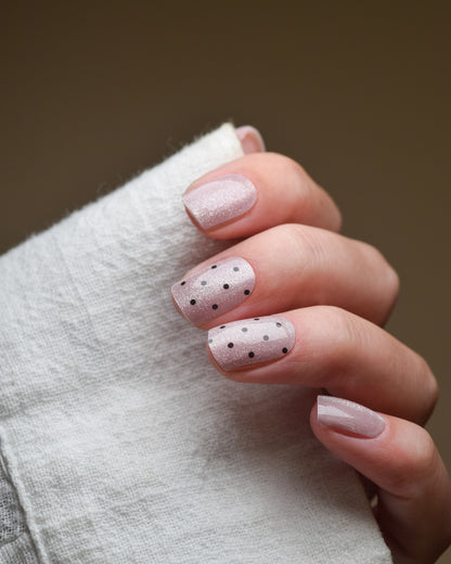Pink Prosecco Cat Eye UV Gel Wraps in zartem Rosé mit magnetischem Schimmer und schwarzen Akzenten auf den Fingernägeln.