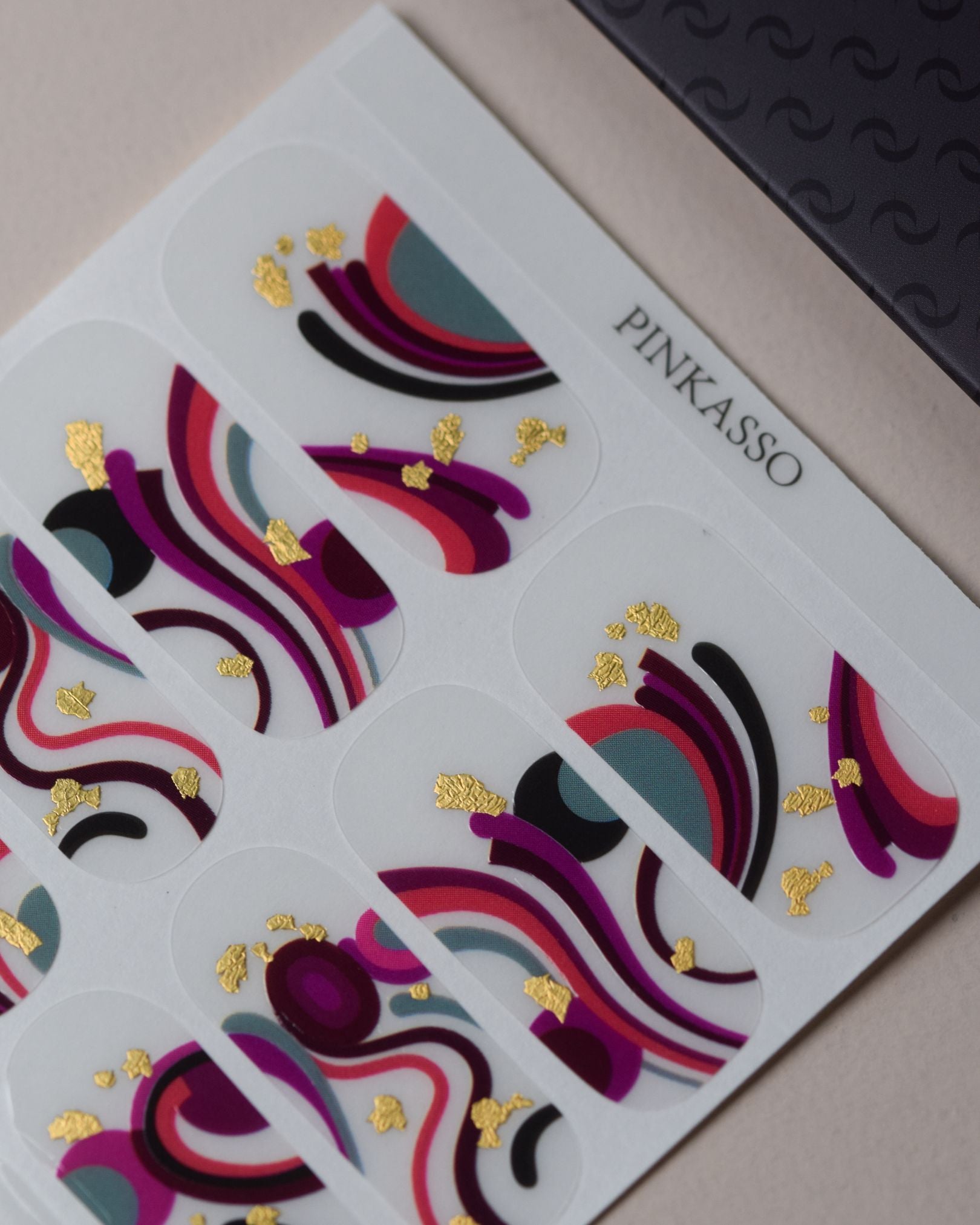 Pinkasso Nailpolish Wraps als kompletter Folienbogen mit 20 selbstklebenden Nagelfolien in verschiedenen Größen.