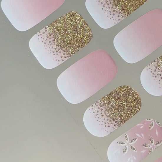 Anwendung und Detailansicht der Blütenfunkeln UV Gel Wraps mit zarten Rosé- und Nude-Tönen sowie funkelnden Glitzerakzenten.