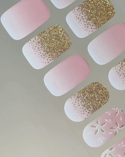 Anwendung und Detailansicht der Blütenfunkeln UV Gel Wraps mit zarten Rosé- und Nude-Tönen sowie funkelnden Glitzerakzenten.
