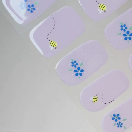 Anwendung der Whispered Blue UV Gel Wraps auf natürlichen Nägeln