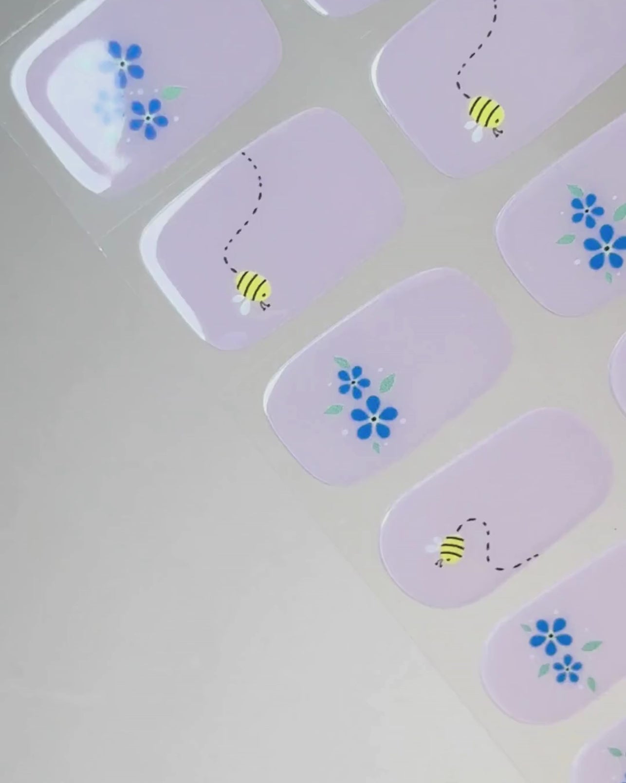 Anwendung der Whispered Blue UV Gel Wraps auf natürlichen Nägeln