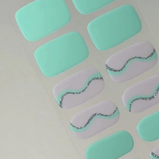 Video zur Anwendung und Ergebnis von UV Gel Wraps: Schritt für Schritt Aufkleben, Anpassen und Aushärten unter der UV-Lampe sowie fertiger Look auf den Nägeln. uv nailwraps von Die Nageltante sorgen für eine einfache Anwendung und eine langanhaltende, glänzende Maniküre bis zu 3 Wochen.