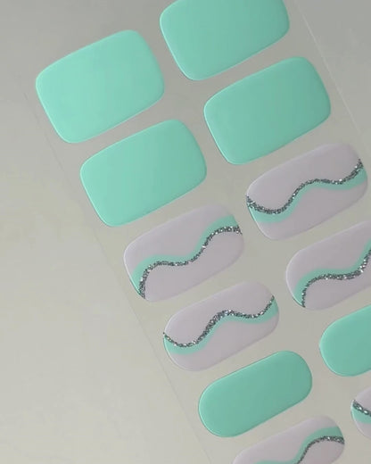 Video zur Anwendung und Ergebnis von UV Gel Wraps: Schritt für Schritt Aufkleben, Anpassen und Aushärten unter der UV-Lampe sowie fertiger Look auf den Nägeln. uv nailwraps von Die Nageltante sorgen für eine einfache Anwendung und eine langanhaltende, glänzende Maniküre bis zu 3 Wochen.
