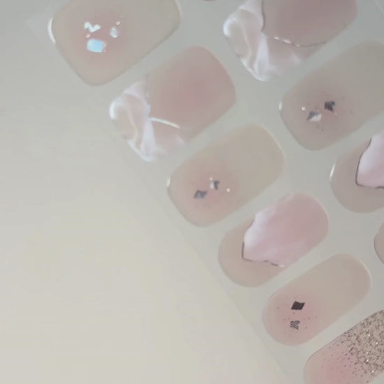 Anwendung und Detailansicht der Dusty Glam UV Gel Wraps mit zarten Rosétönen und funkelnden Glitzerakzenten.
