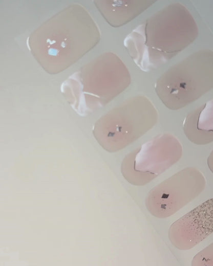 Anwendung und Detailansicht der Dusty Glam UV Gel Wraps mit zarten Rosétönen und funkelnden Glitzerakzenten.