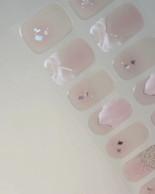 Anwendung und Detailansicht der Dusty Glam UV Gel Wraps mit zarten Rosétönen und funkelnden Glitzerakzenten.