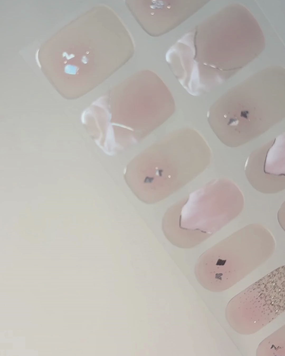 Anwendung und Detailansicht der Dusty Glam UV Gel Wraps mit zarten Rosétönen und funkelnden Glitzerakzenten.