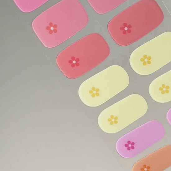 Anwendung der Candy Blossom UV Gel Wraps auf natürlichen Nägeln