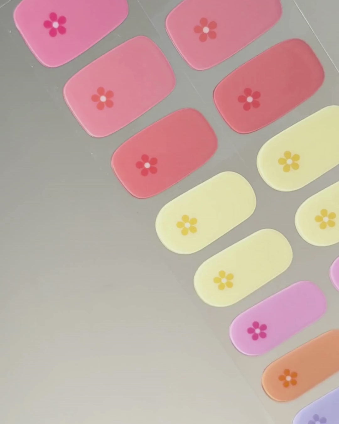Anwendung der Candy Blossom UV Gel Wraps auf natürlichen Nägeln
