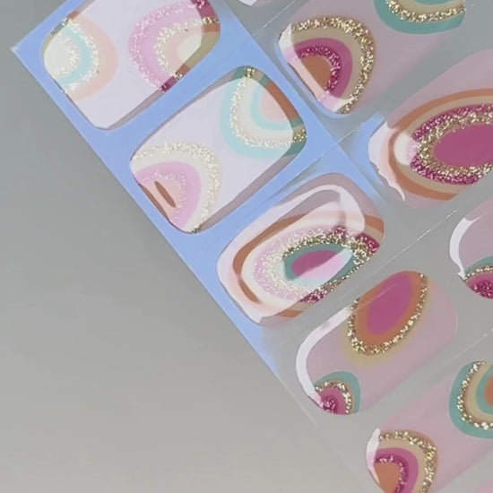 Anwendung und Detailansicht der Sonnenfänger UV Gel Wraps mit Regenbogen-Design