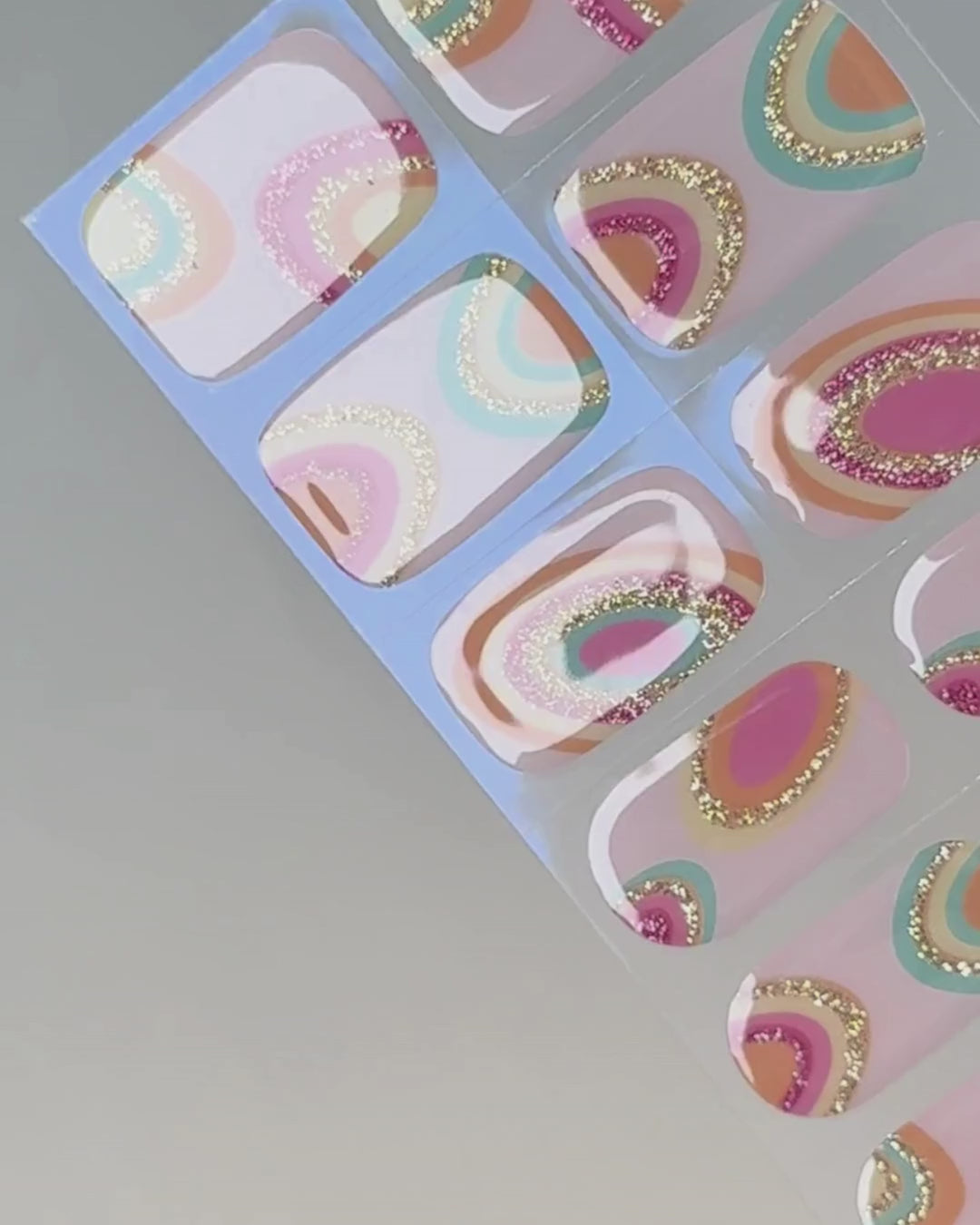 Anwendung und Detailansicht der Sonnenfänger UV Gel Wraps mit Regenbogen-Design
