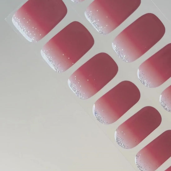 Anwendung und Detailansicht der Cherry Wine UV Gel Wraps mit kirschrotem Farbverlauf und feinem Glitzerschimmer.