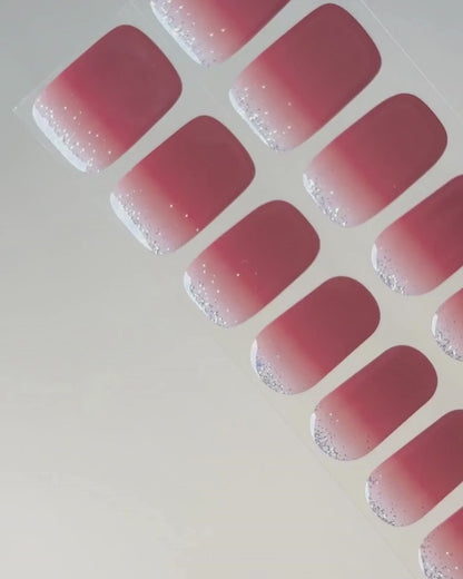 Anwendung und Detailansicht der Cherry Wine UV Gel Wraps mit kirschrotem Farbverlauf und feinem Glitzerschimmer.