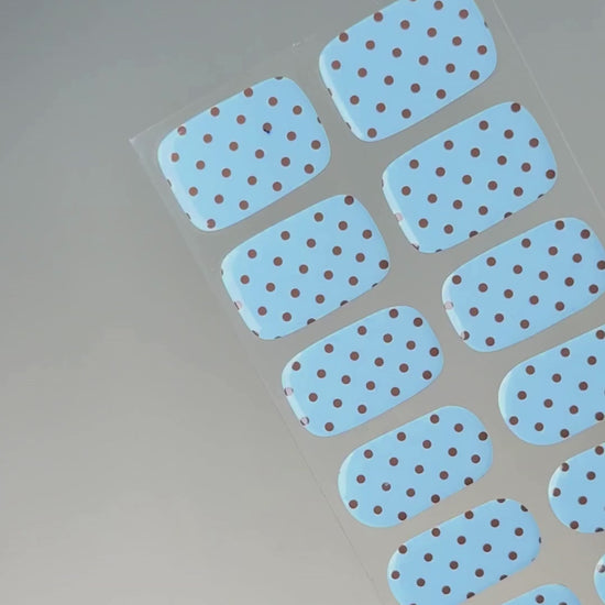 Anwendung und Detailansicht der Forget Me Dot UV Gel Wraps mit hellblauem Polka-Dot-Design.