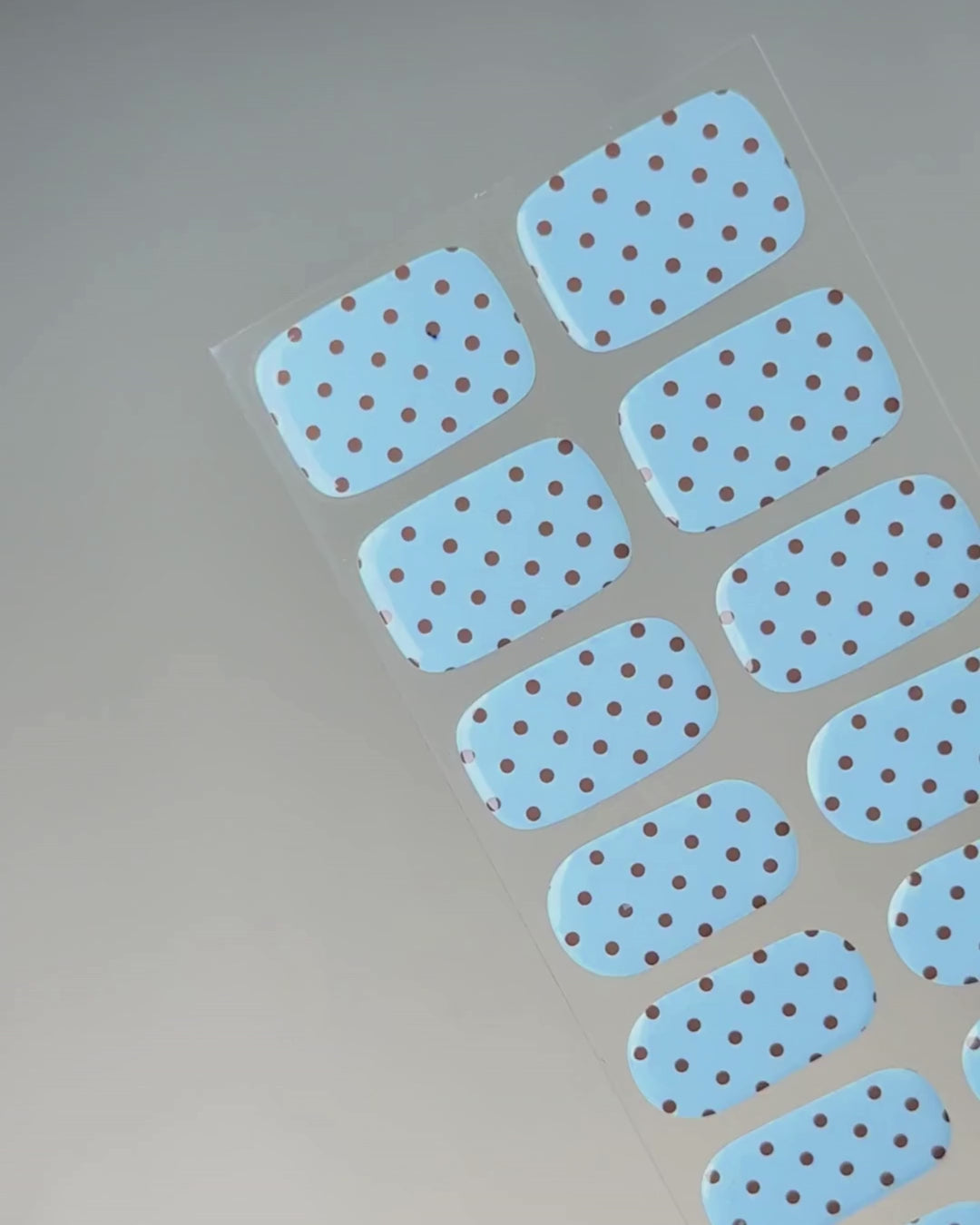 Anwendung und Detailansicht der Forget Me Dot UV Gel Wraps mit hellblauem Polka-Dot-Design.