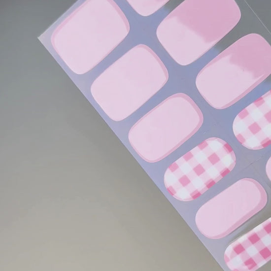 Anwendung und Detailansicht der Strawberry Picnic UV Gel Wraps mit rosa Vichy-Karo und sommerlichem Picknick-Look.
