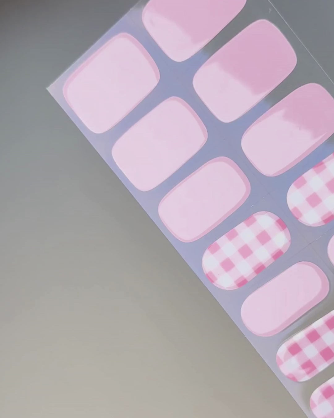 Anwendung und Detailansicht der Strawberry Picnic UV Gel Wraps mit rosa Vichy-Karo und sommerlichem Picknick-Look.