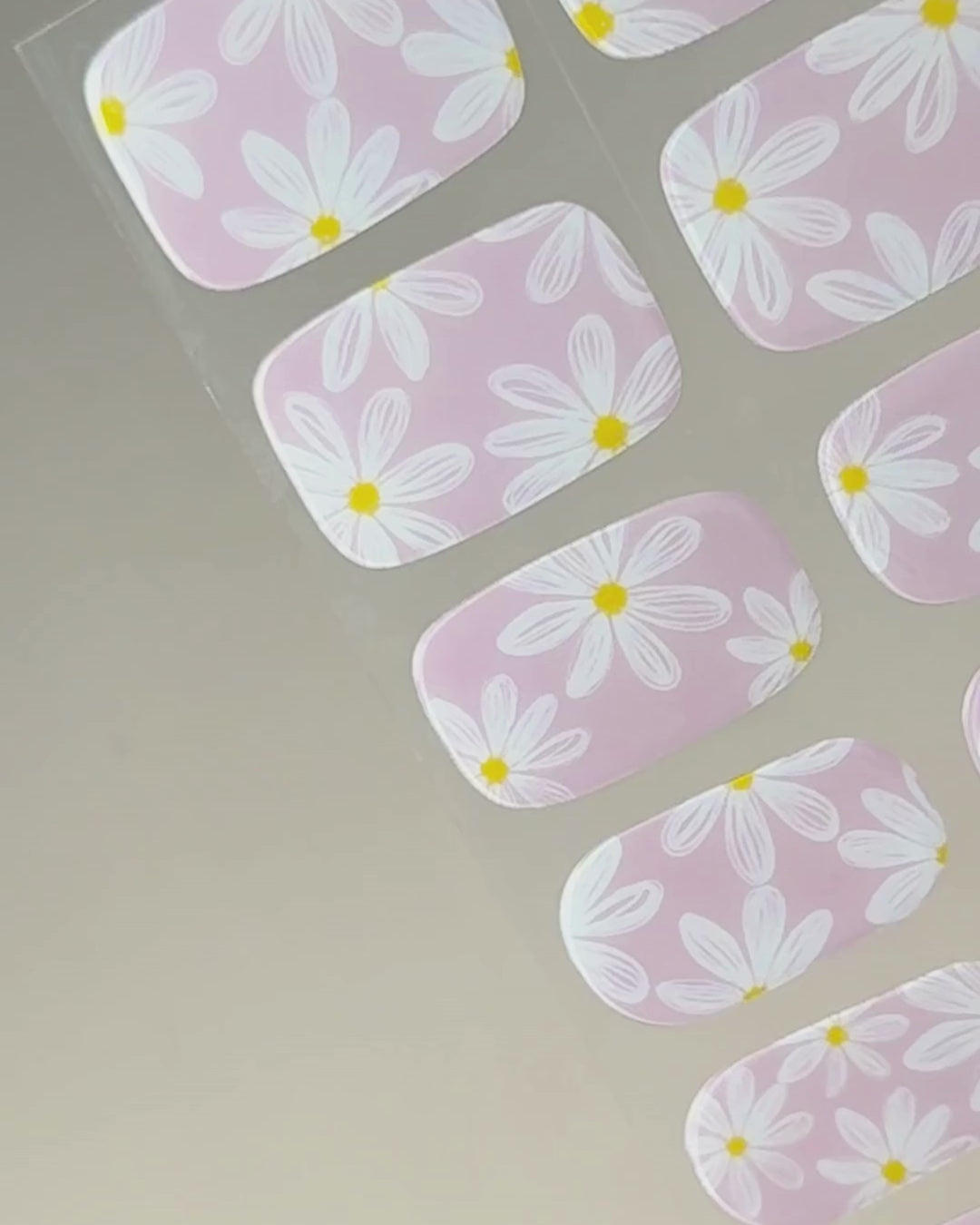 UV Gel Wraps Set Everyday Daisies mit Designübersicht und Blütenmuster