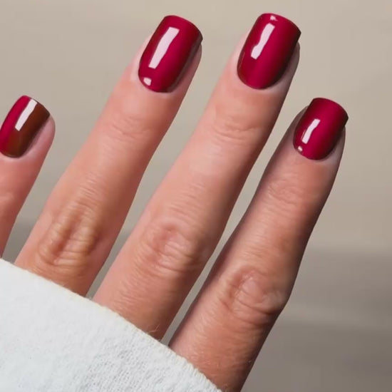 UV Gel Wraps Mitternachtsrot als Video – rote Nailwraps mit Glanz und Cat-Eye Effekt - Aufnahme der Anwendung und fertiges UV Maniküre Ergebnis