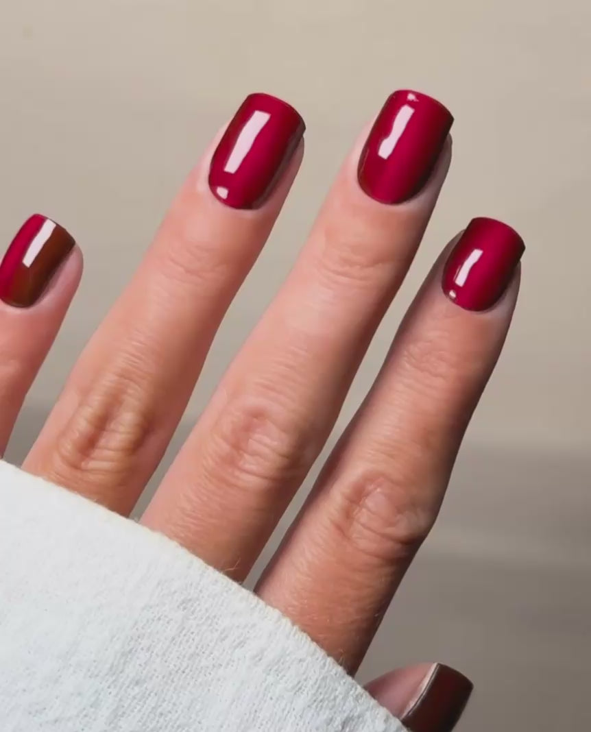 UV Gel Wraps Mitternachtsrot als Video – rote Nailwraps mit Glanz und Cat-Eye Effekt - Aufnahme der Anwendung und fertiges UV Maniküre Ergebnis