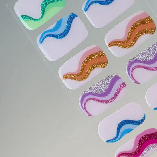 Anwendung und Detailansicht der Mood Swing UV Gel Wraps mit farbenfrohen Wellenmustern und lebendigen Sommerfarben.