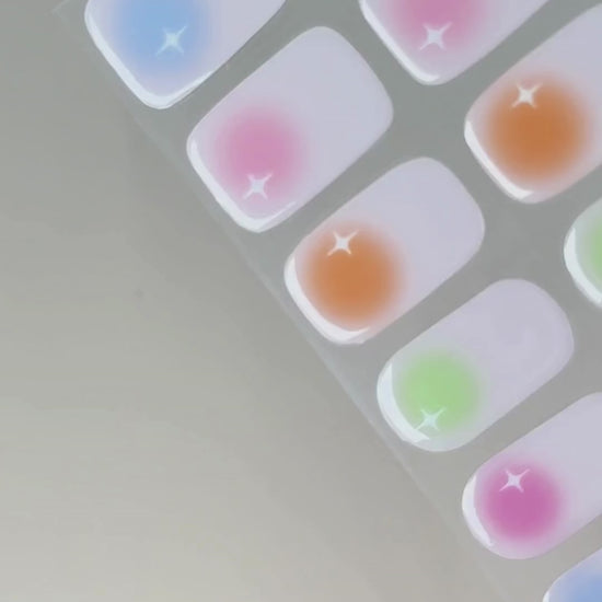 Anwendung und Detailansicht der Candy Pop UV Gel Wraps mit bunten Pastellfarben und weichen Farbverläufen.