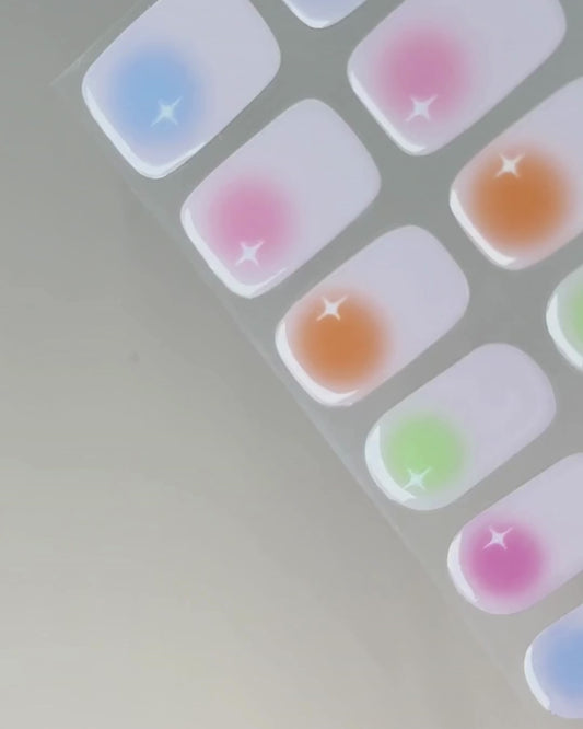 Anwendung und Detailansicht der Candy Pop UV Gel Wraps mit bunten Pastellfarben und weichen Farbverläufen.