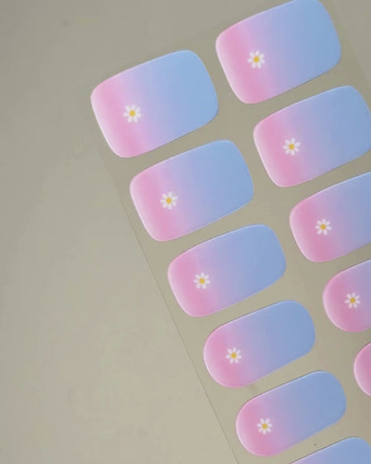 Video zur Anwendung und Ergebnis der Bubblegum Blooms UV Gel Wraps mit Pastellverlauf und Blüten-Design. Schritt für Schritt Aufkleben und Aushärten für eine langanhaltende Maniküre mit uv nailwraps von Die Nageltante.