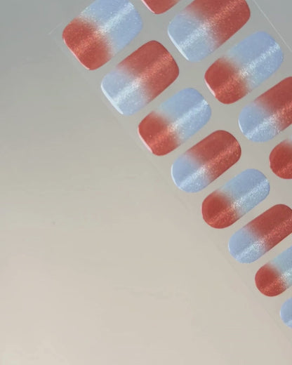 Anwendung und Detailansicht der Summer Fizz Cat Eye UV Gel Wraps mit korallrotem Farbverlauf, blauen Akzenten und magnetischem Schimmer.