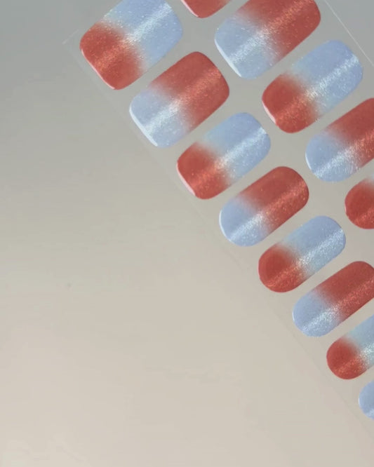 Anwendung und Detailansicht der Summer Fizz Cat Eye UV Gel Wraps mit korallrotem Farbverlauf, blauen Akzenten und magnetischem Schimmer.
