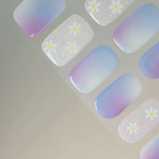 Anwendung und Detailansicht der Abendblüte UV Gel Wraps mit fliederfarbenen Tönen, Farbverläufen und glitzernden Blütenakzenten.
