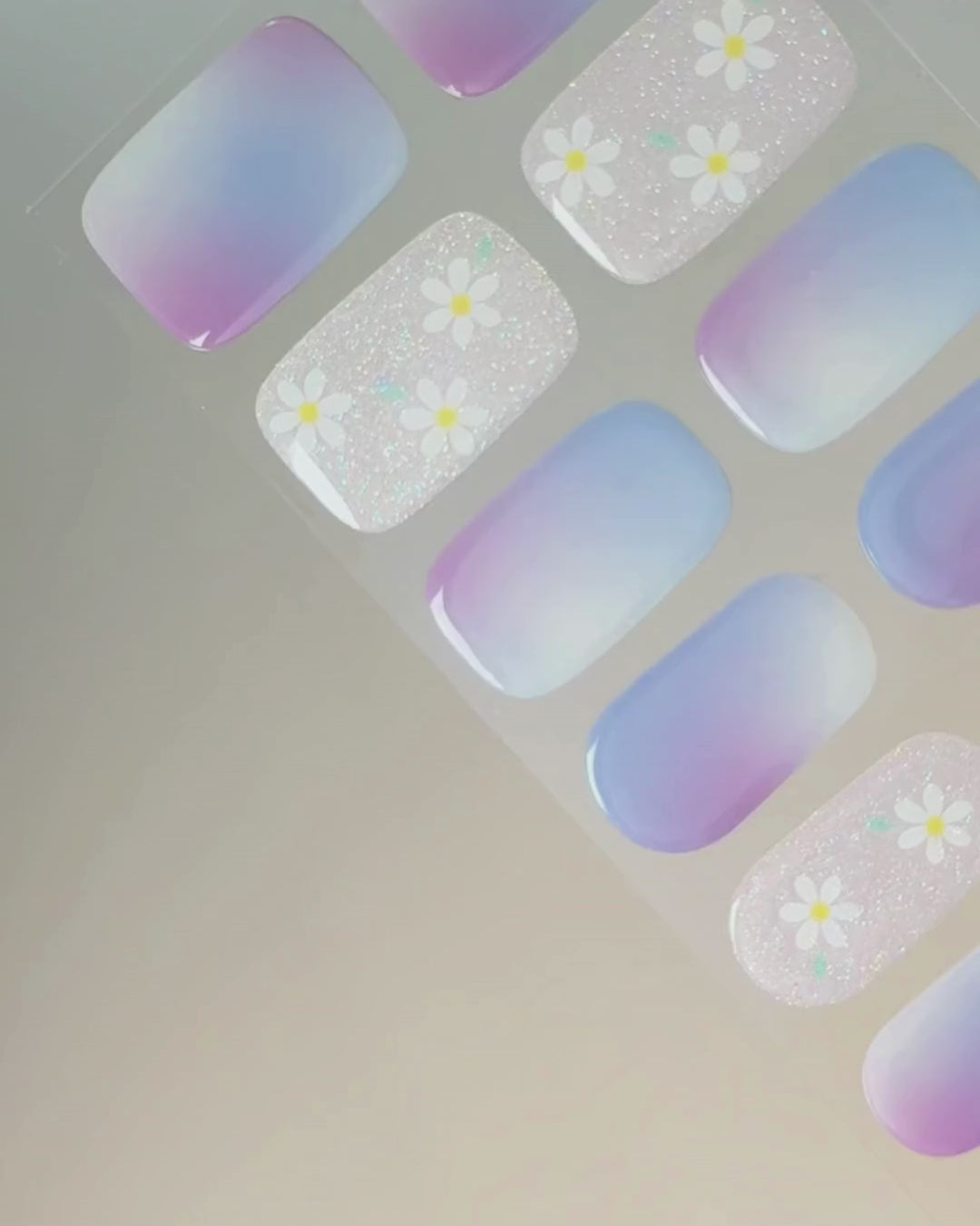 Anwendung und Detailansicht der Abendblüte UV Gel Wraps mit fliederfarbenen Tönen, Farbverläufen und glitzernden Blütenakzenten.