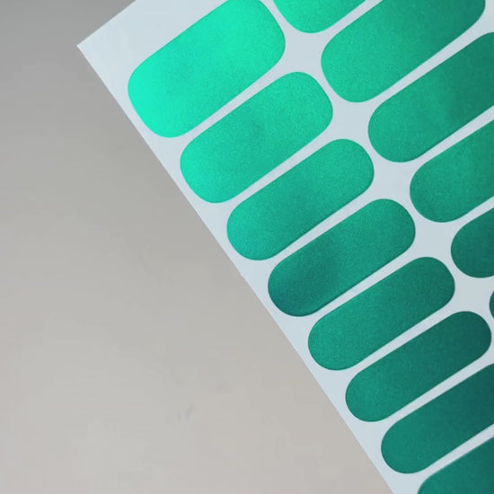 Anwendung der Ilvy Blue Nailpolish Wraps – selbstklebende Nagelfolien einfach und schnell aufkleben.