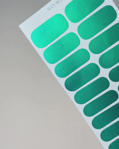 Anwendung der Ilvy Blue Nailpolish Wraps – selbstklebende Nagelfolien einfach und schnell aufkleben.