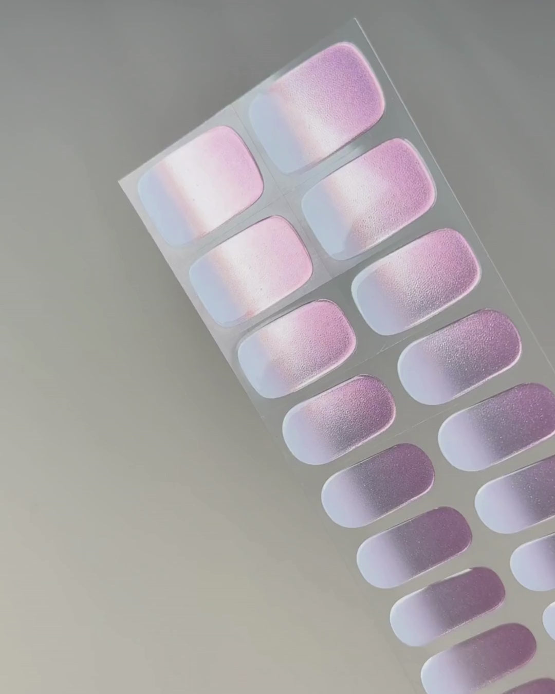 Anwendung und Detailansicht der Silberflieder Chrome UV Gel Wraps mit Babyboomer-Verlauf und spiegelndem Flieder-Chrome-Effekt.