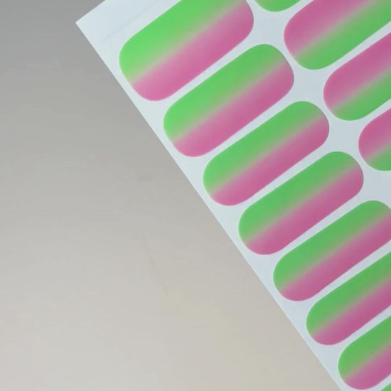 Anwendung der Flamingo Funk Nailpolish Wraps – selbstklebende Nagelfolien einfach und schnell aufkleben.