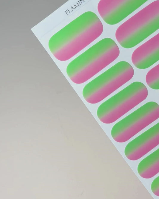 Anwendung der Flamingo Funk Nailpolish Wraps – selbstklebende Nagelfolien einfach und schnell aufkleben.