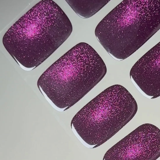 Anwendung und Nahaufnahme der Black Cherry Cat Eye UV Gel Wraps mit magnetischem Schimmer und Cat-Eye-Effekt.